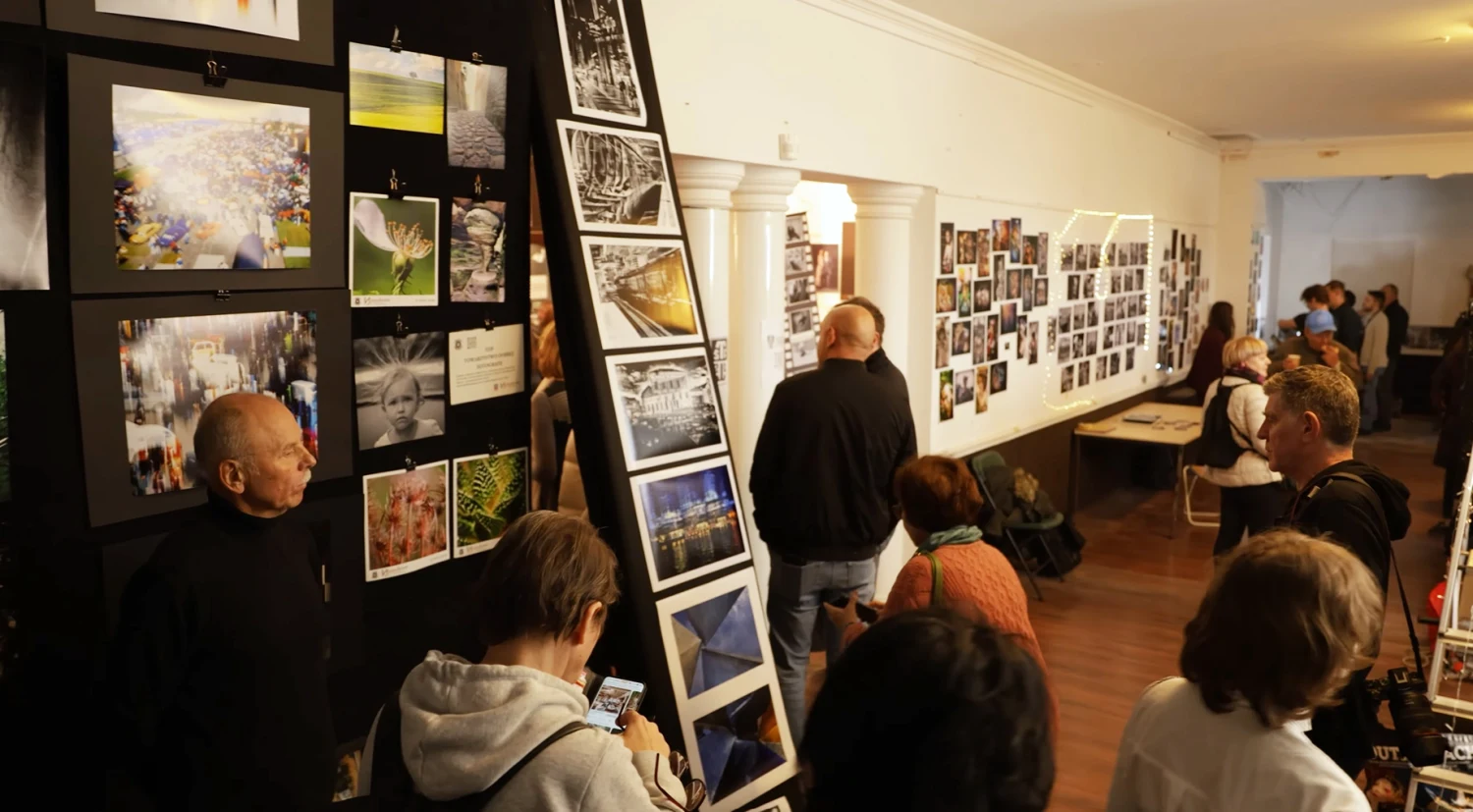 Każdy mógł przynieść swoje fotografie. Na jeden dzień otworzyła się Galeria Bezdomna
