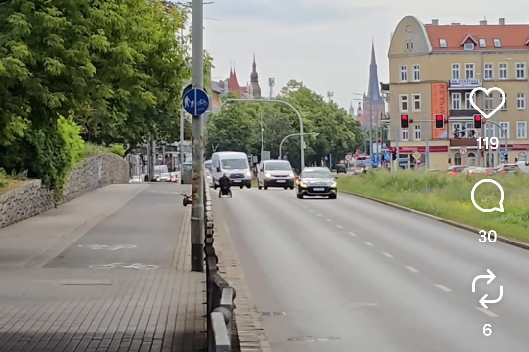 Skrajnie niebezpieczna sytuacja na 26 Kwietnia. Niepełnosprawny jechał pod prąd między samochodami