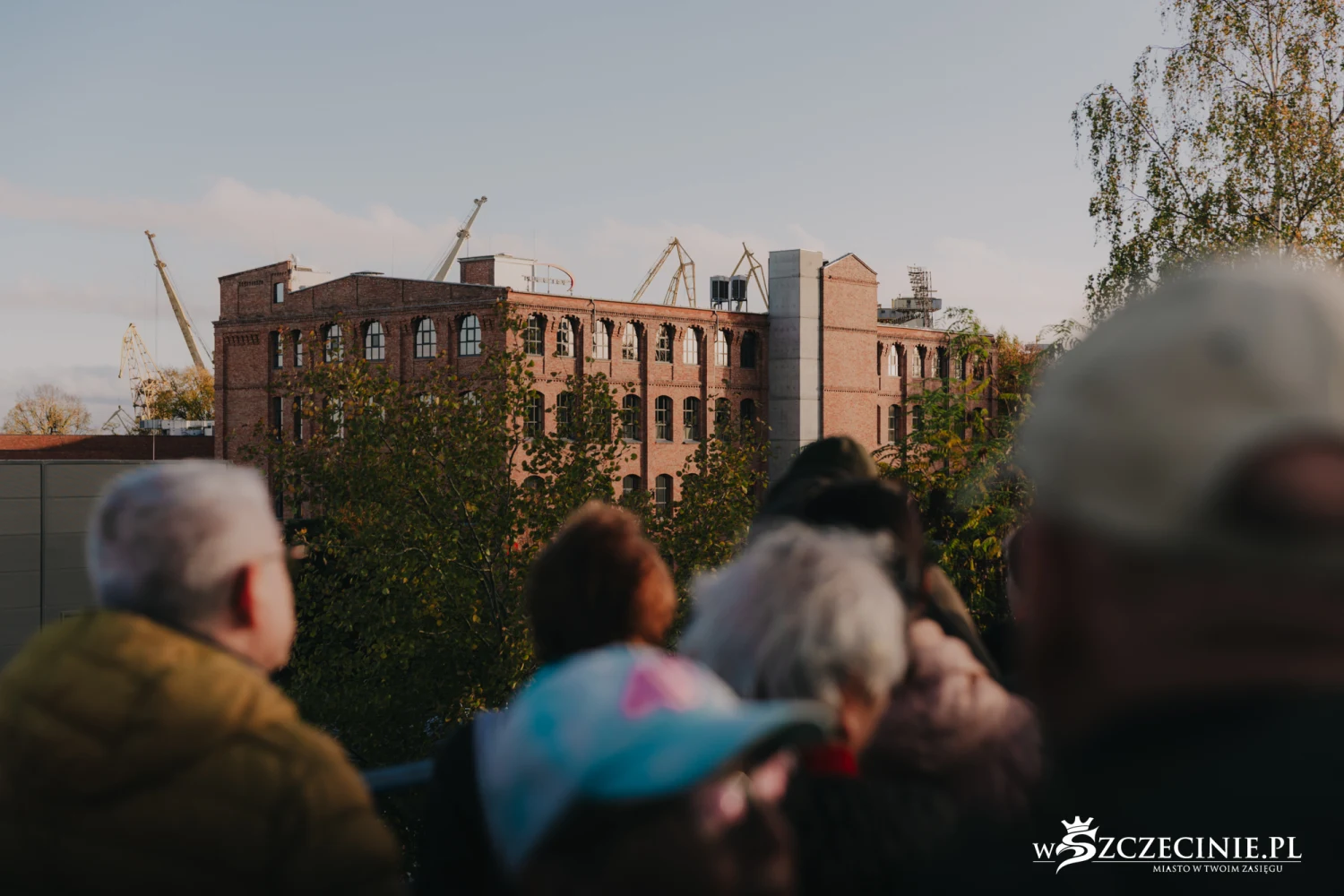 “Zróbmy sobie zdjęcie z panią Tilebein”. Spacer, koncert, spotkania i urodziny hotelu