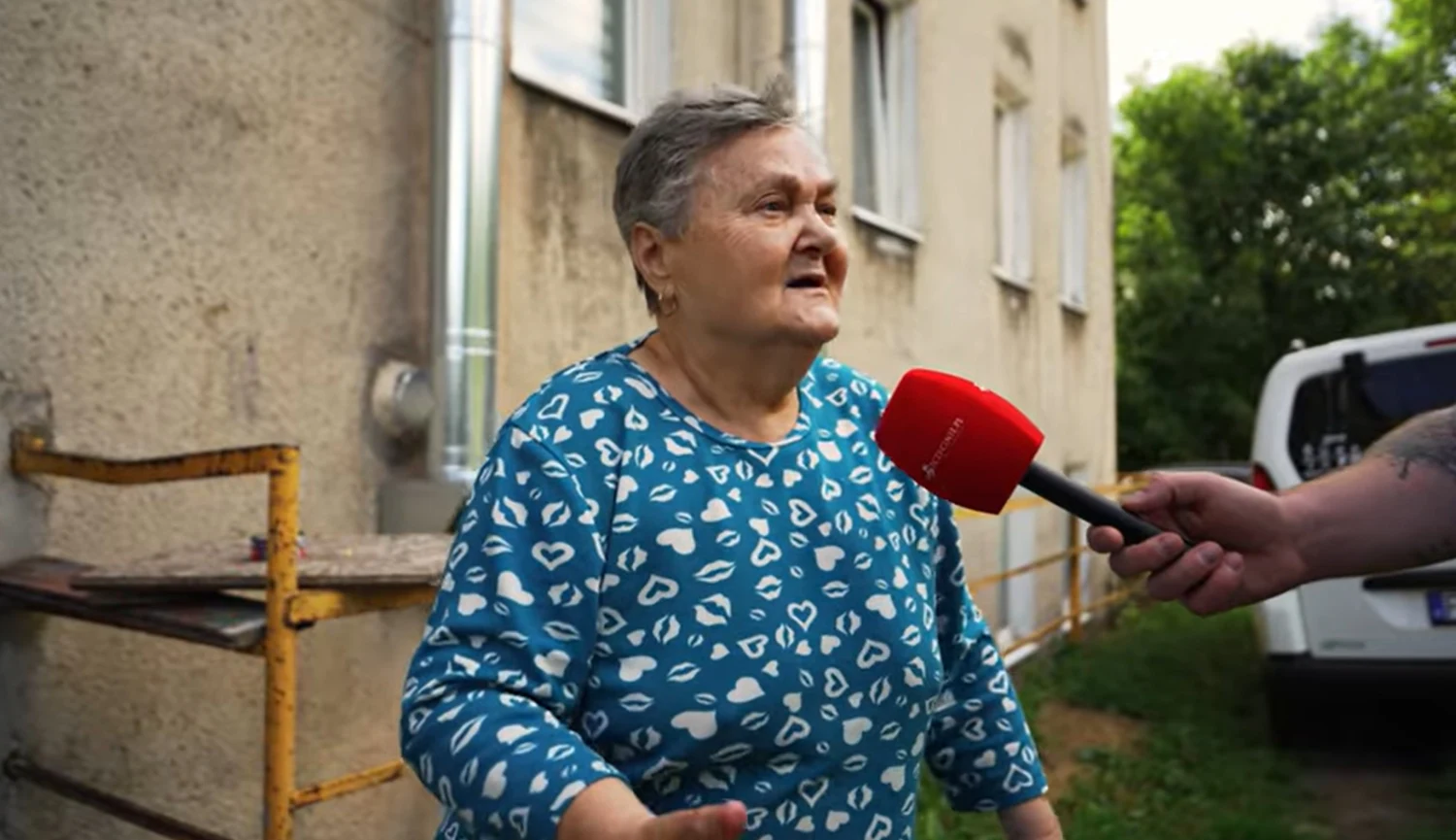 ZBiLK grozi emerytce eksmisją, bo kobieta dokarmia koty na klatce schodowej