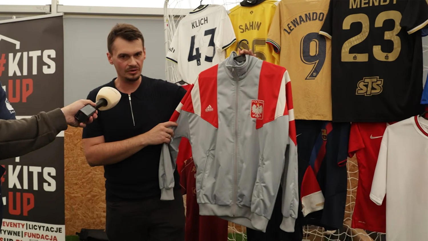 Koszulki z całego świata przed stadionem Pogoni Szczecin. Wyjątkowa kolekcja i zbiórka dla „Dymka”