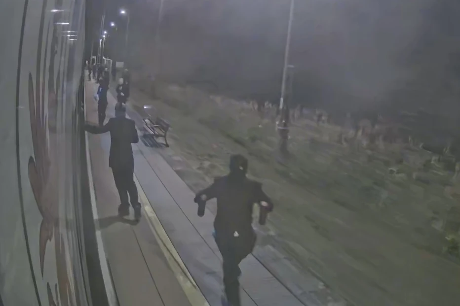 Wbiegli zamaskowani na peron i zaczęli malować po pociągu. Zostawili dowód, który pozwolił ich zidentyfikować [wideo]
