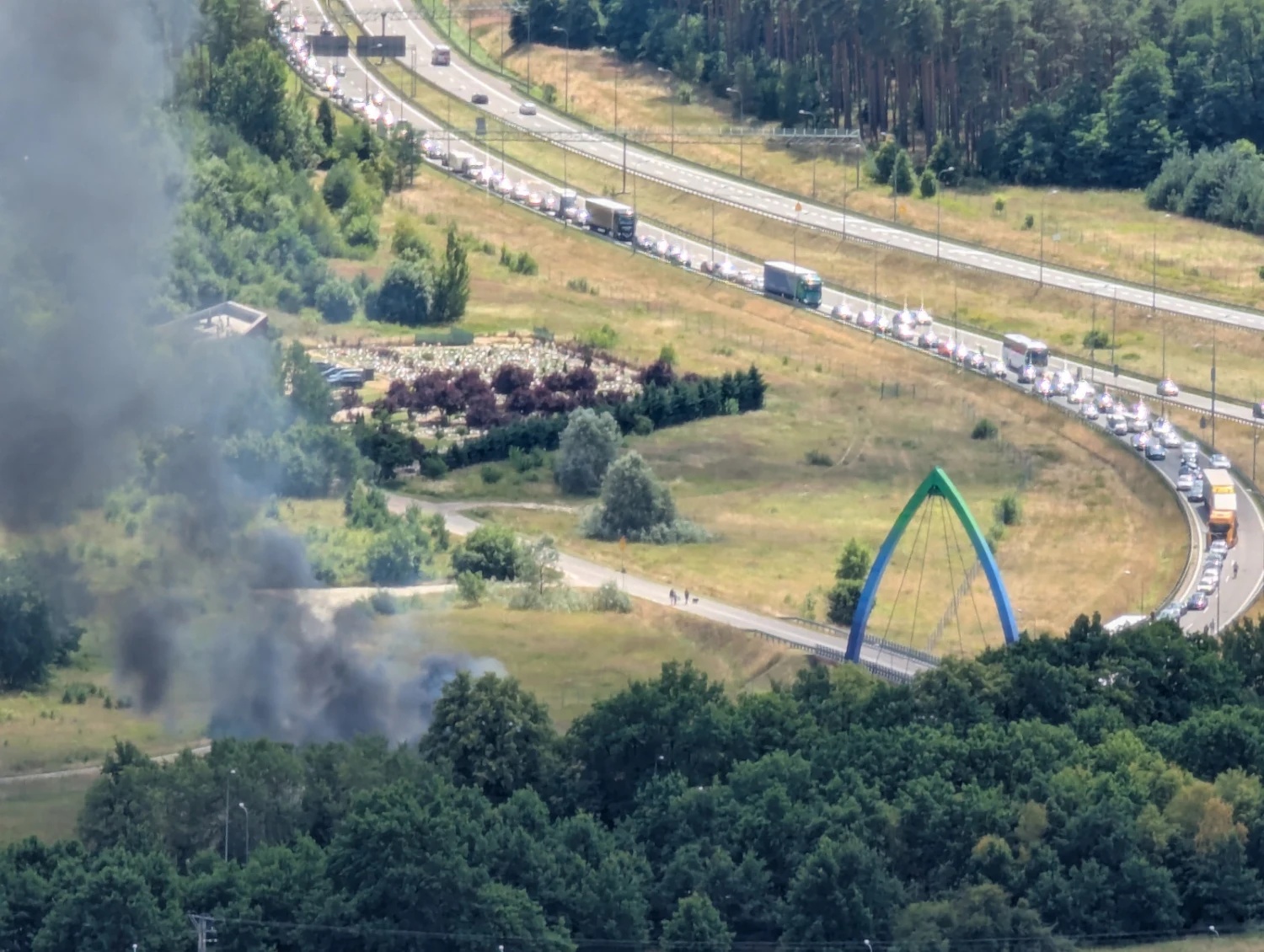 Płonące auto na zjeździe z S3. Zablokowany jest jeden pas